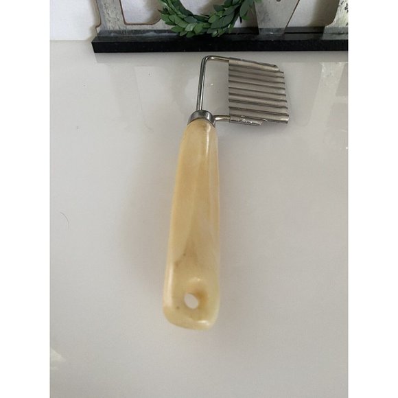 Vintage Vegetable Crinkle Cutter Potato Cheese Slicer Beige Plastic Handle EUC - Picture 11 of 16